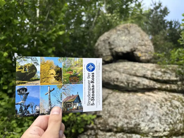 Der Mondstein, Teil der "5-Stoana-Roas". Im Vordergrund die Stempelkarte des Vereins Grein Tourismus, die Bilder darauf stammen von Georg Freinschlag. | Foto: MeinBezirk/Verein Grein Tourismus