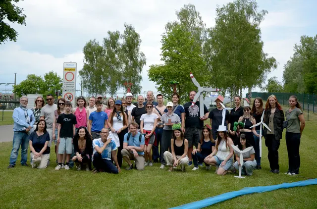Gruppenbild der Teilnehmenden an den Architekturtagen 2026 vor dem Verbund-Kraftwerk Abwinden-Asten. Ganz links Verbund-Stromhaus-Guide Herbert Wagner. | Foto: Eva Mair-Zeller/Kunstuniversität Linz