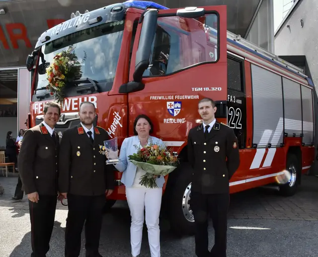 Das Kommando der Feuerwehr Reidling mit der
Fahrzeugpa&lt;n Margit Andert: Kommandant-Stellvertreter BI Markus Hirschbeck,
Kommandant OBI Michael Rauscher und Verwalter V Peter Mayer | Foto: Reidling/Rödl