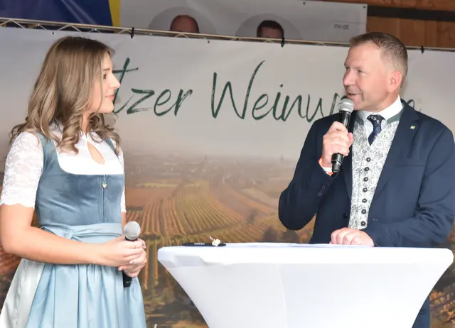 Bürgermeister Stefan Lang sprach über die Bedeutung der Weinwoche für die Region. | Foto: Herbert Schleich