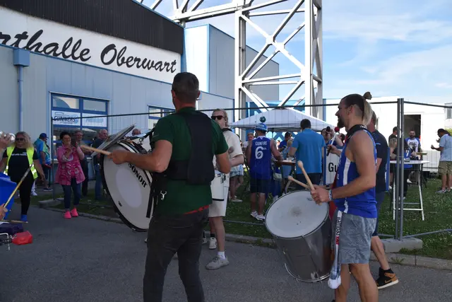 Ramba-Zamba machte Stimmung schon vor dem Match. | Foto: MeinBezirk/Michael Strini