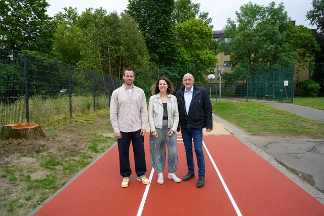 Bauamtsleiter-Stellvertreter Ing. Michael Bartsch, Schulleiterin Dipl. Päd. Mag. Martha Hollergschwandtner und Bürgermeister Gerald Höchtel | Foto: Marktgemeinde Sieghartskirchen