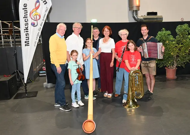 Vizebürgermeister Jowi Trenner, Stadträtin Angela Stöckl-Wolkerstorfer, Otto Wolkerstorfer, Schuldirektor Alexander Cachée, Michaela Vondruska und Leo Schütz mit Anna, Lisa und Hanna. | Foto: 2026psb/sap