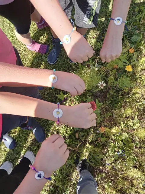 Die Kinder freuen sich über die selbst gestalteten, kreativen Basteleien. | Foto: Privat