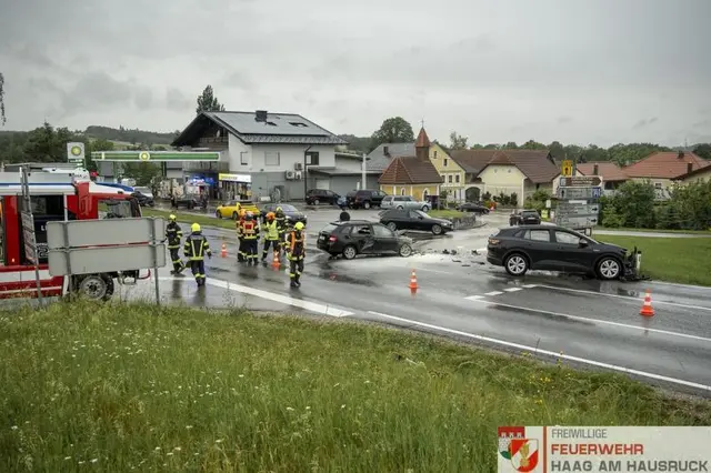 Bei der Kreuzung neben der Tankstelle Streissenberger krachte es erneut. | Foto: Feuerwehr Haag