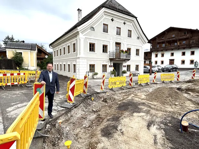 Bgm. Roman Thaler: Dorfplatz-Baustelle im Ortszentrum. | Foto: Klaus Kogler