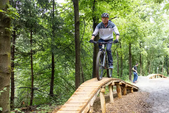 Auch Bürgermeister Johannes Anzengruber testete die Hindernisse im neuen Bikepark selbst aus. | Foto: Stadt Innsbruck/D. Jäger