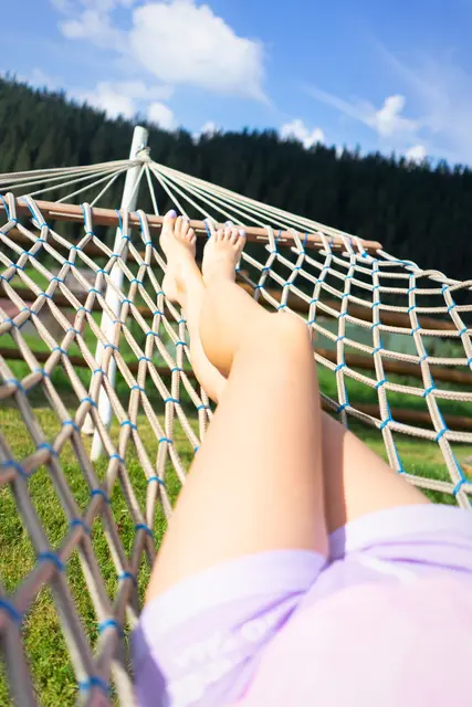 Im Sommer besonders auf die Beingesundheit achten. | Foto: pexels