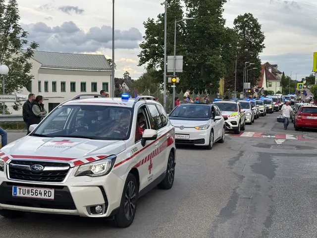 Der Blaulicht-Konvoi am Weg durch die Stadt | Foto: Daniel Schmidt