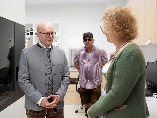 Landesrat Wolfgang Fürweger mit Maria Kedwani-Künßberg (Apotheke am Dorfplatz). | Foto: Land Salzburg / Franz Neumayr