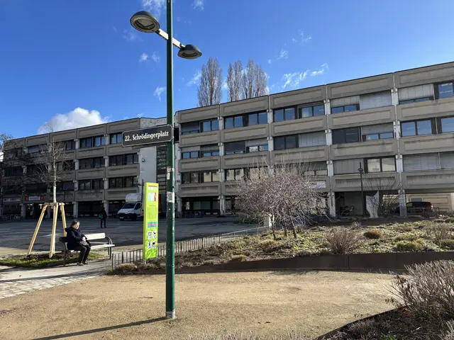 Das alte Gebäude der Bezirksvorstehung am Schrödingerplatz soll abgerissen werden. Für die dortige Bücherei gibt es keinen Ersatz während der Bauarbeiten für den neuen Schrödingerplatz. | Foto: Michael Marbacher/MeinBezirk