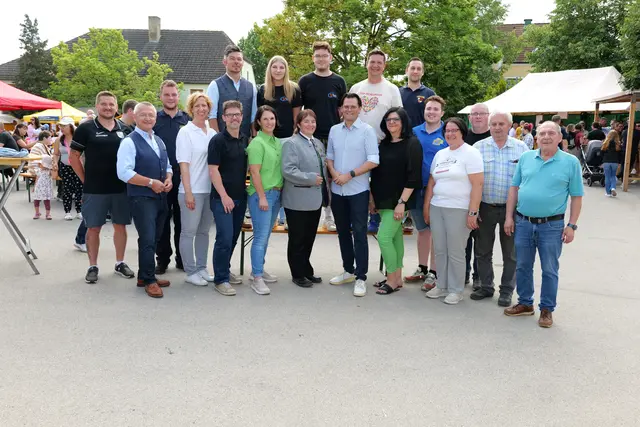 Alle Organisationen beim Bauernmarkt 2026
v.l.n.r. vorne: Manuel Szabo (SV Rust), Vizebürgermeister Eduard Sanda, Florian Kellner (FF Michelndorf), Eva Riedmayer (Theaterverein), Klaus Stocker (Sportunion), Karin Baumgartner (Die Bäuerinnen), Corina Haslinger (Musikverein Michelhausen), Bürgermeister Bernhard Heinl, Daniela Schodt (Wir Niederösterreicherinnen), Luca Hüttinger (Zivilschutzverband), Marina Fischer (Rotes Kreuz), Johann Jäger (Dartverein), Johann Hesina und Karl Tarasow (NÖs Senioren);
Hinten oben: Bernhard Baumgartner (Bauernbund), Julie Kostka und Marco Böhm (Landjugend), Gerald Fröhlich (SPÖ), Armin Weissensteiner (FF Michelhausen) | Foto: Marktgemeinde Michelhausen