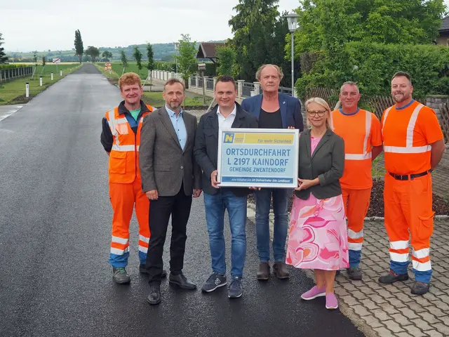 Andreas Figl (STM Atzenbrugg), DI Harald Kaufmann (Leiter der NÖ Straßenbauabteilung Tulln), LAbg. Andreas Bors (i.V. von LH-Stellvertreter Udo Landbauer), Horst Kronawetter (Leiter der STM Atzenbrugg), Bürgermeisterin Marion Török (Marktgemeinde Zwentendorf), Andreas Gruber und Markus Bruckner (beide STM Atzenbrugg). | Foto: Land NÖ