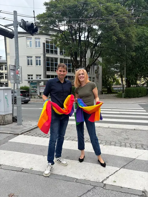 Sebastian Lankes (SPÖ) und Džana Schütter (Bürgerliste) hier vor der Mittelschule Lehen. Die beiden fordern einen Regenbogen-Zebrastreifen in jedem Stadtteil an gut sichtbaren Orten.  | Foto: Stadt-SPÖ
