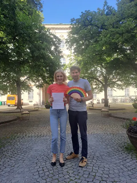 Gemeinderätin Džana Schütter (Bürgerliste) und Gemeinderat Sebastian Lankes (SPÖ) wollen mehr Zebrstreifen in den Farben des Regenbogens. Das forderten sie bereits im Sommer 2025 - wie hier im Foto | Foto: SPÖ Salzburg-Stadt