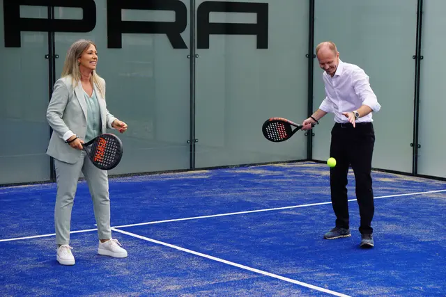 Bürgermeister Johannes Anzengruber und Stadträtin Mariella Lutz testen gemeinsam die neuen Padel-Courts am Baggersee. | Foto: MeinBezirk/Pali