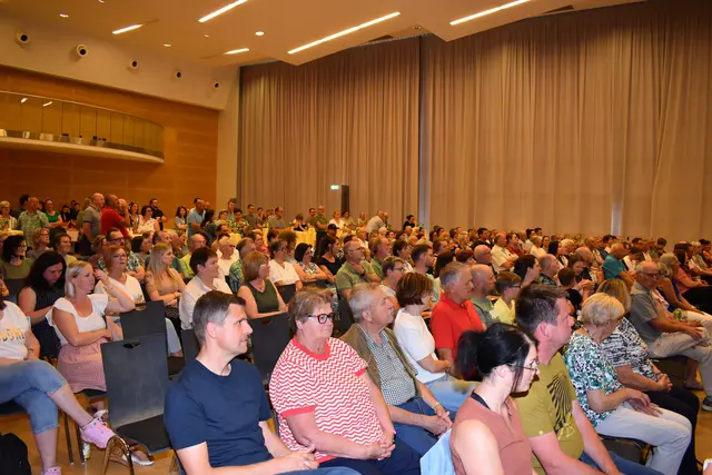 Zahlreiche Besucherinnen und Besucher kamen in das VAZ Krieglach. | Foto: Täubl