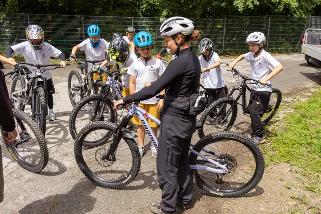 Safety first: Vor der ersten Fahrt führten die Trainer:innen der Innsbrucker Schwalben gemeinsam mit den Schüler:innen der NMS Hötting-West einen ordentlichen Bike-Check durch. | Foto: Stadt Innsbruck/D. Jäger