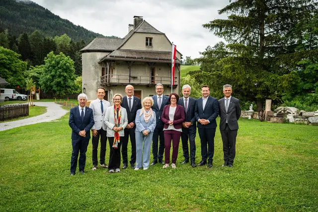 Gruppenfoto der Euregio-Versammlung im Rahmen ihrer 31. Sitzung auf Burg Trautson in Matrei am Brenner. | Foto: Land Tirol/Fitsch