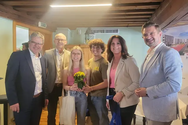 Geschäftsführer Neue Heimat Robert Oberleitner, Bgm. Wolfgang Kreinecker, die neuen Mieter Penelope Hemmelmayr und Simon Oberhammer, 2. Landtagspräsidentin Sabine Binder, Bgm. Christian Penn | Foto: FPÖ GR/EF