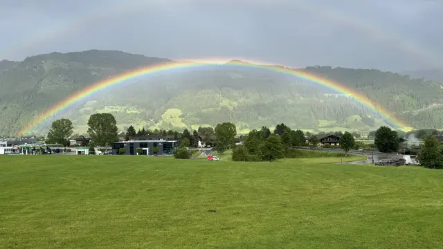 Ein Regenbogen über der Ortschaft.