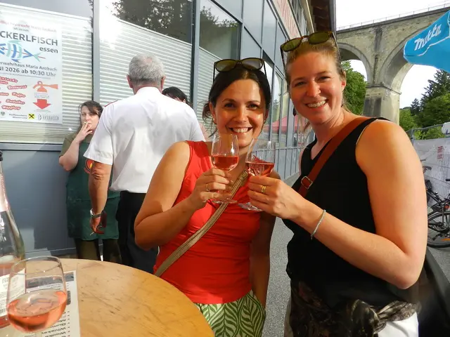 Lavinia Kefeder und Sophie Gonske haben sich bei der Weinkost gut unterhalten. | Foto: Heribert Punz
