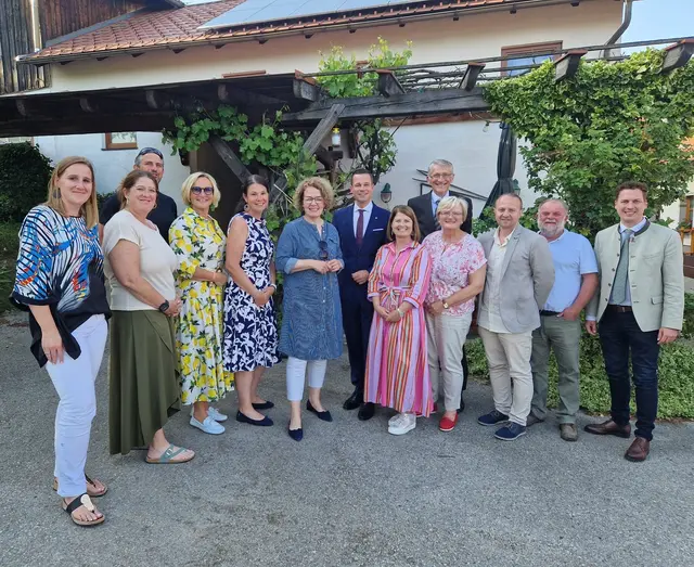 Bildungsheuriger mit der Bildungslandesrätin und Lehrern