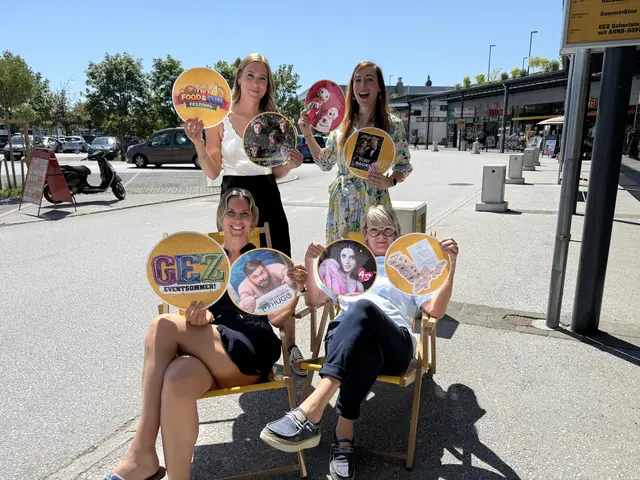 GEZ-Team hält Schilder hoch.