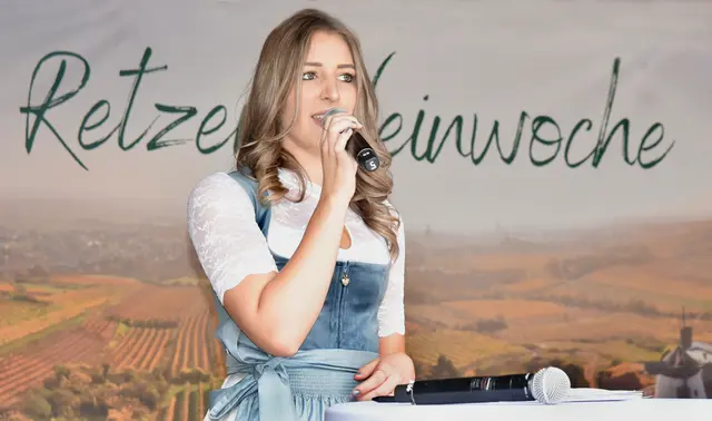 Moderatorin Juliana Frey führte durch den festlichen Abend der Retzer Weinwoche. | Foto: Herbert Schleich
