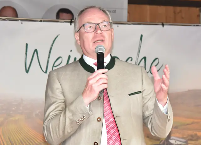 Landeshauptfrau-Stellvertreter Stephan Pernkopf bezeichnete Wein als wichtigen Botschafter Niederösterreichs. | Foto: Herbert Schleich