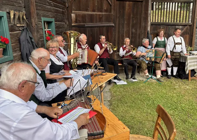 Hatten viele Zuhörer: Von links, die Pramtaler Saitenmusi sowie die Musikanten und Sänger der Zechgemeinschaft Raab. | Foto: Franz Gruber