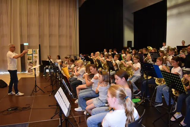 Die Musikschule Krieglach und die HLW Krieglach veranstalteten einen gemeinsamen Konzertabend mit musikalischen und kulinarischen Köstlichkeiten. | Foto: Täubl