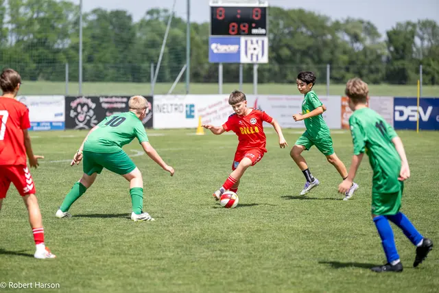 Beim BILLA Fußball-Cup in Ebreichsdorf traten insgesamt 14 U12-Teams gegeneinander an und lieferten sich packende Partien. | Foto: BILLA AG / Robert Harson