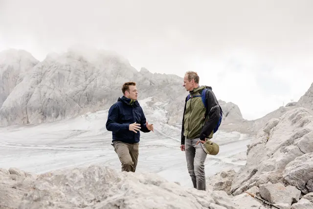 Umwelt- und Klima-Landesrat Stefan Kaineder und Forschungsleiter Klaus Reingruber warnen vor neuerlichem Rekordschwund der Gletscher am Dachstein. | Foto: Land OÖ/Werner Dedl