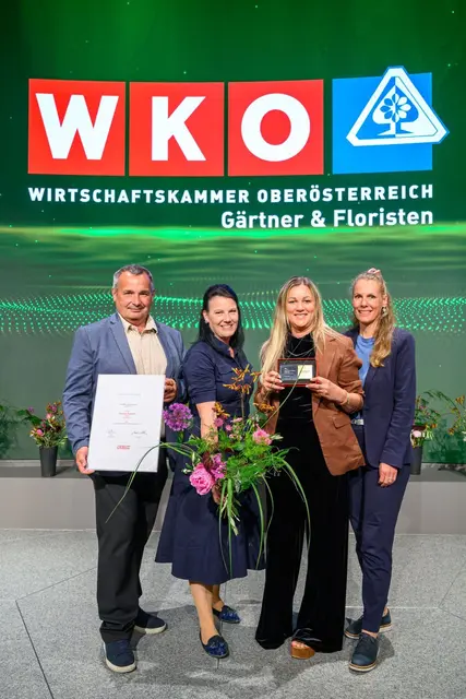 Die langjährige Unternehmerin Joanna Kuttner (2.v.re.) wurde für ihr Engagement ausgezeichnet.  | Foto: Cityfoto