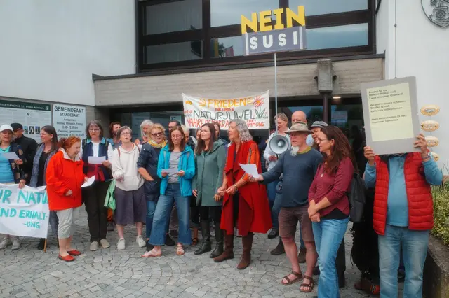 Kundgebung vor dem Gemeindeamt St. Andrä-Wördern | Foto: Initiative "Nein zur Straßenverbreiterung in der Badesiedlung Greifenstein-Altenberg"