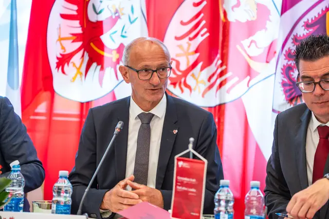 Seit Oktober 2025 hat Tirol die Präsidentschaft der Euregio Tirol-Südtirol-Trentino inne. Die Führungsgremien der Euregio kamen deshalb unter dem Vorsitz von Euregio-Präsident LH Anton zusammen. | Foto: Land Tirol/Fitsch