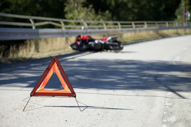 Zwei Niederösterreicher kamen auf nasser Fahrbahn zu Sturz