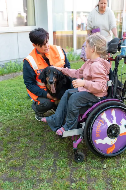 Die Rettungshundestaffel der Johanniter Tirol waren kürzlich im Elisabethinum in Axams zu Gast.  | Foto: Johanniter Tirol