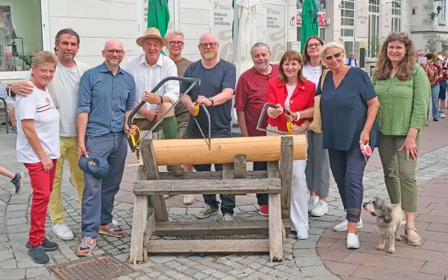 Gemeinderätin Claudia Schwarz, Gemeinderat Ondrej Krajcik, Vizebürgermeister Rainer Praschak, Stadtrat Leo Lindebner, Stadtförster Gerald Luef, Stadtrat Stephan Schimanowa, Gemeinderat Günther Huber, Bürgermeisterin Silvia Drechsler, Stadträtin Nicolina Mitevski, Gemeinderätin Sabine Karl-Moldan und Gemeinderätin Susanne Bauer-Rupprecht (von links) beim Umschneiden des Maibaumes.
 | Foto: Claudia Reisinger