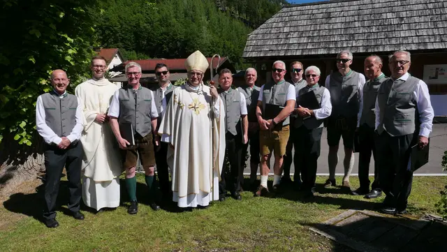 Auch Bischof Wilhelm Krautwaschl war beim traditionellen Singen anwesend. | Foto: Kath Maier
