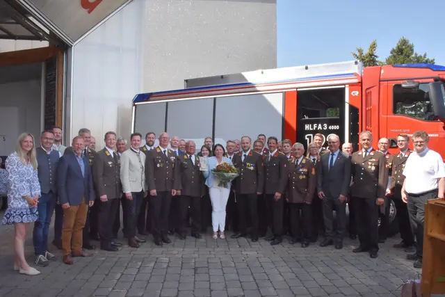 Kommandant OBI Michael Rauscher und Kommandant-
Stellvertreter BI Markus Hirschbeck mit Fahrzeugpa&lt;n Margit Andert (vorne MiFe),
Pfarrmoderator Leopold Klenkhart (rechts), den geehrten Feuerwehrmitgliedern, sowie den
Ehrengästen | Foto: Reidling/Rödl