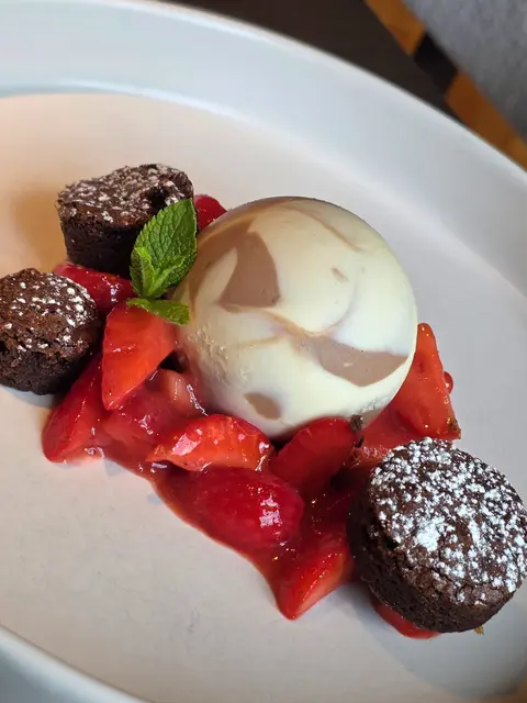 Nachspeise: Brownie &amp; Schokolademousse, frische Erdbeeren (9,90 Euro) - „Fruchtig, süßes Dessert, toller Geschmack und toll angerichtet“, findet der Teufl. | Foto: Werner Schrittwieser