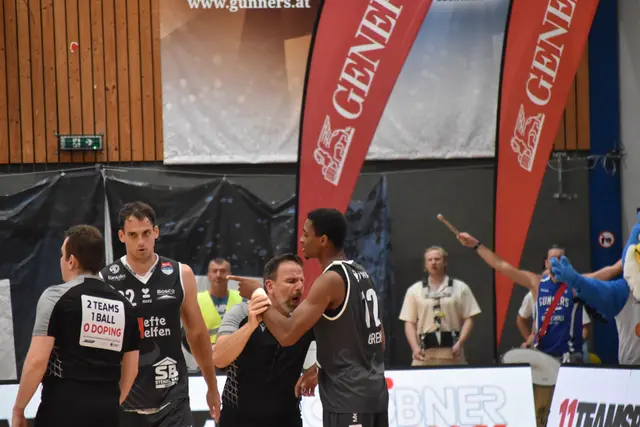 Die Referees mussten immer wieder die Gemüter beruhigen. | Foto: MeinBezirk/Michael Strini