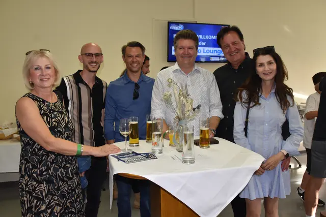 Gute Laune herrschte im VIP-Bereich zur Pause. | Foto: MeinBezirk/Michael Strini