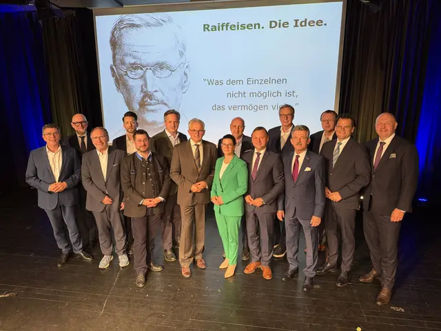 Bgm. Mag. Peter Eisenschenk, Dir. Mag. Karl Hameder, CMC, KR Harald Schinnerl, Stefan Forstner, MA, Mag. Richard Jasenek, Abg. z. NR Johannes Schmuckenschlager, Bgm. ÖkR Leopold Figl, Christiane Flehberger, MA, CEFA, BSC, Bgm. Gerald Höchtel, ÖkR Mst. Johann Höfinger, MBA, Ing. Mag. (FH) Richard Döltl, KR Johann Figl, Bgm. Johannes Diemt, Bgm. Bernhard Heinl, Dir. Manfred Leitner, CMC | Foto: Raiffeisenbank Tulln-Klosterneuburg eGen