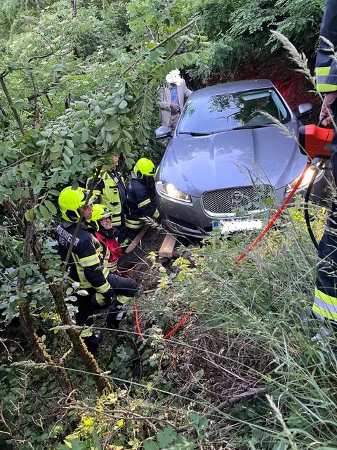 Der PKW war beim Wendemanöver im unwegsamen Gelände aufgesessen. | Foto: Rainer Löscher/Feuerwehr Retz