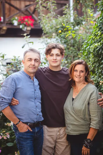 Leo und Franziska Friesenecker mit Sohn Florian, der den Biberhof in Windhaag bei Freistadt eines Tages übernehmen soll. | Foto: Biberhof