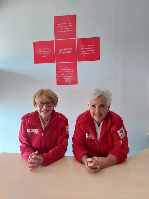 Friederike Öllinger (l.) und Heidi Felbermayr engagieren sich seit 10 Jahren im Rotkreuz-Markt Kremsmünster.  | Foto: OÖRK/Kirchdorf