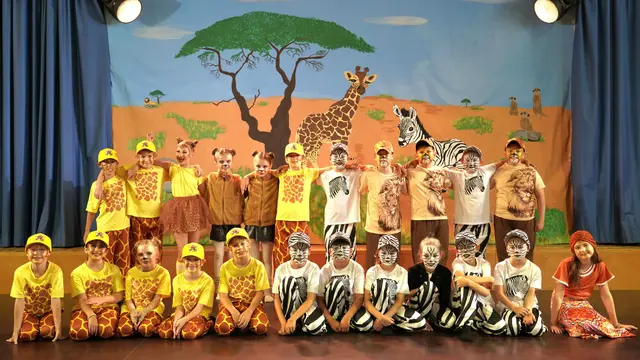 Die talentierten Schülerinnen und Schüler aus Oberperfuss auf der Bühne. 
